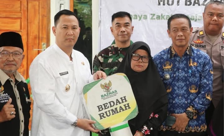 Resmikan 5 Rumah Layak Huni, Pj Bupati Muara Enim Ingatkan ASN dan Perusahaan Salurkan Zakat dan Infaq