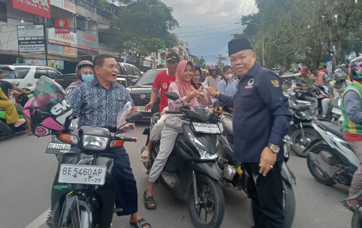 DPD NasDem Muara Enim Bagikan 500 Kotak Takjil