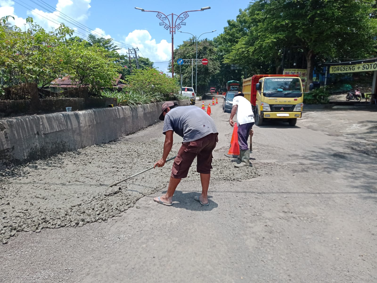 Perbaikan Darurat, Dinas PUPR Muara Enim Cor Jalan Rusak