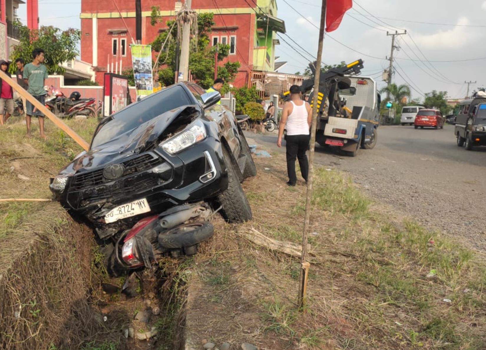 Kecelakaan Hilux vs Sepeda Motor di Jalan Lingkar Terminal Regional, 1 Korban Meninggal di Lokasi Kejadian