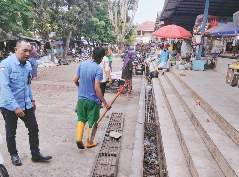 Jaga Kenyamanan, Pegawai UPTD Pasar Muara Enim Lakukan Bersih-bersih