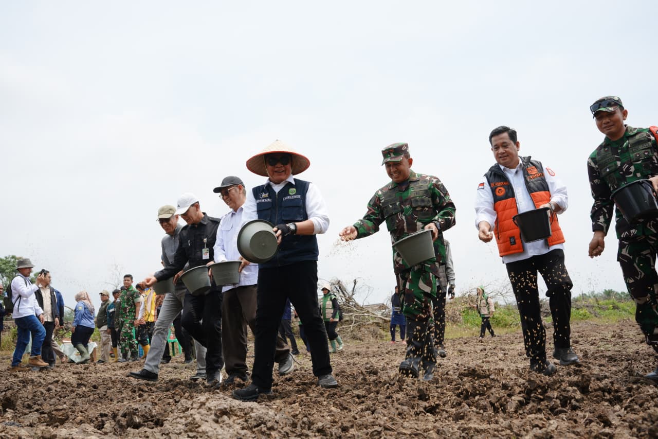 Perkuat Posisi Lumbung Pangan Nasional, Gubernur Herman Deru Pimpin Tanam Padi Serentak
