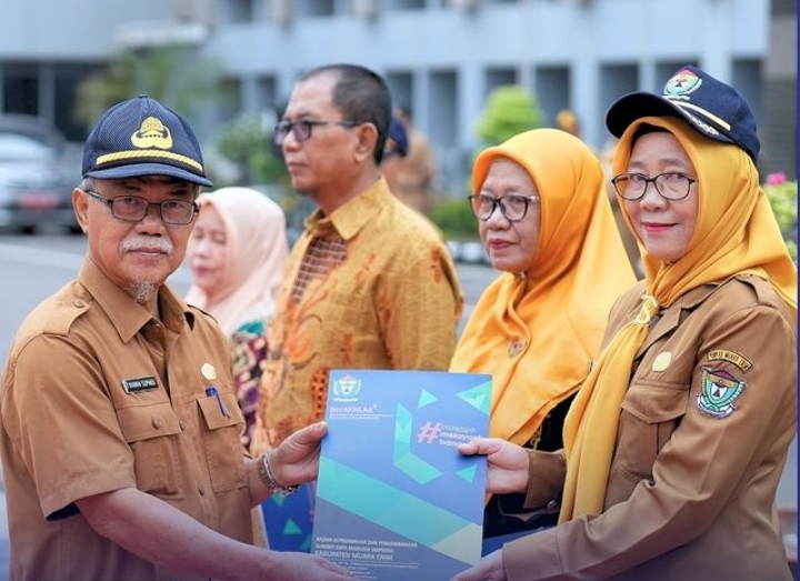 Serahkan SK Kenaikan Pangkat dan SK Pensiun Pegawai, Ini Kata Staf Ahli Muara Enim Irawan Supmidi