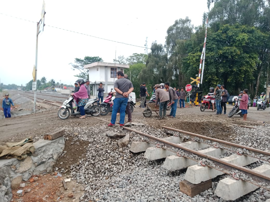 Warga Minta Pengaspalan di Rel Perlintasan KA Kelurahan Muara Enim Segera Diselesaikan