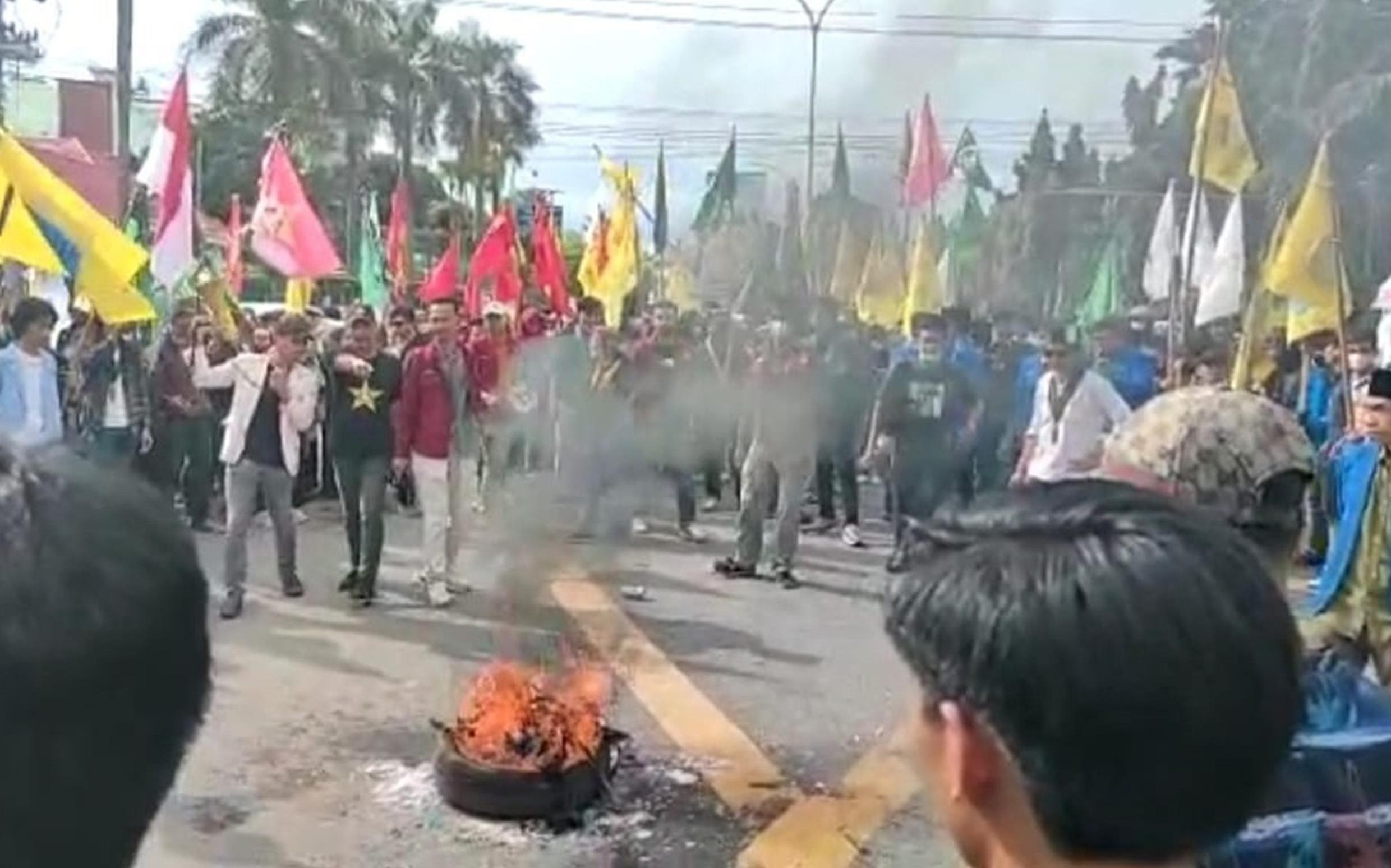 Demo Tolak Kenaikan BBM, Mahasiswa Nyanyikan Lagu ‘BBM Tinggi Sekali’