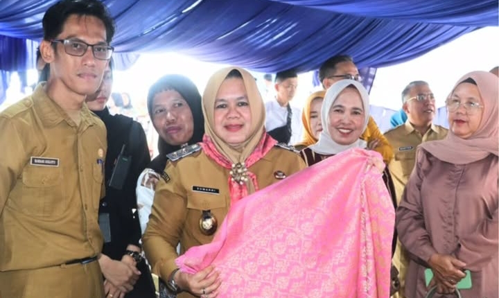 Wabup Sumarni Tantang Pengrajin Muda Ciptakan Motif Songket Baru Saingi Mak Raje