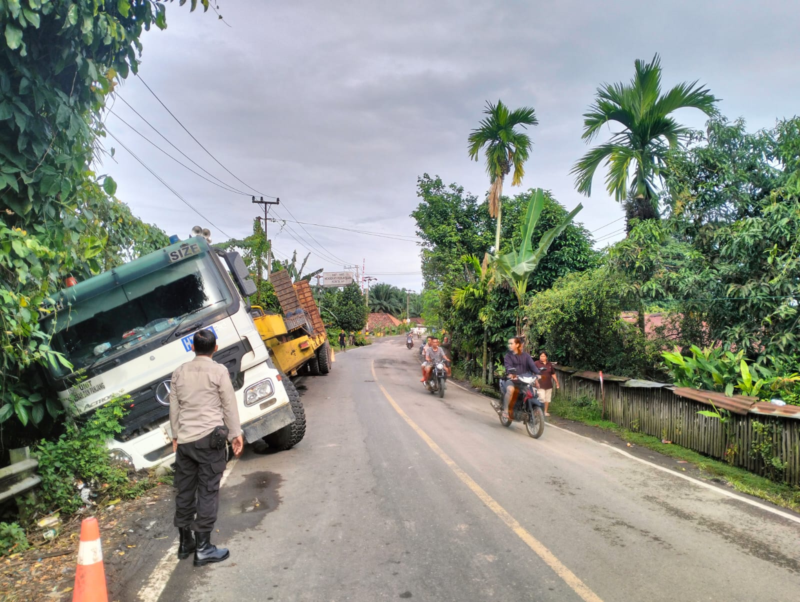 Truk Trailer Bawa Alat Berat Terperosok, Arus Lalu Lintas di Gunung Megang Muara Enim Macet