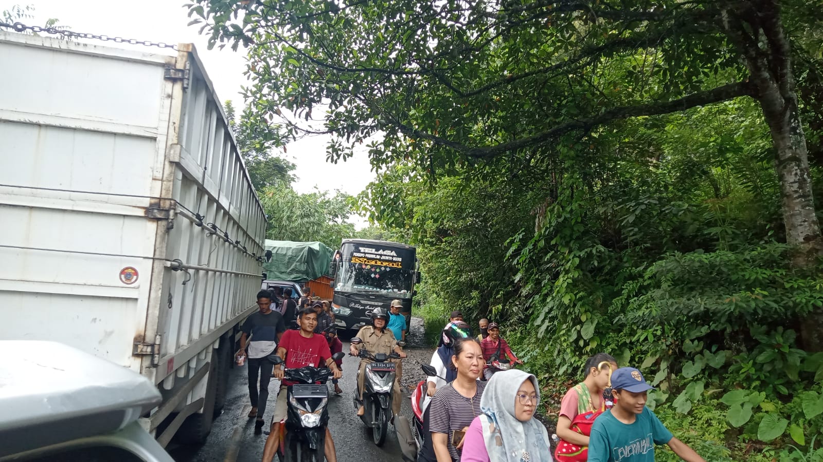 Macet Panjang 3 Km di Desa Paduraksa Kecamatan Tanjung Agung Muara Enim, Ini Penyebabnya
