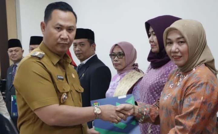 Lantik Pejabat Fungsional DPMPTSP, Pj Muara Enim Bupati Harapkan Layanan Perizinan Makin Mudah dan Lancar