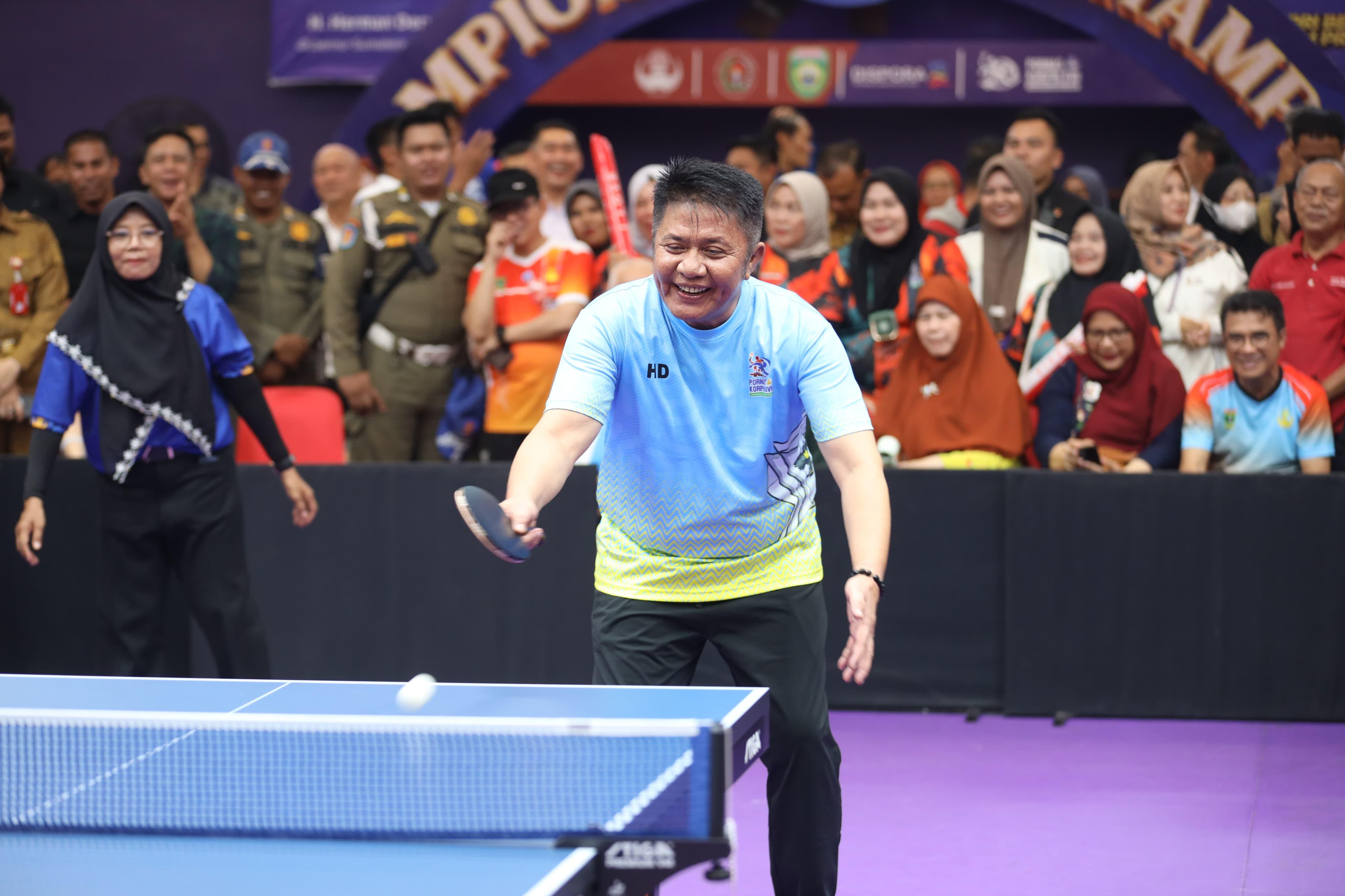 Silaturahmi Lewat Olahraga, Herman Deru Tunjukkan Sportivitas di Tenis Meja Pornas XVII Korpri
