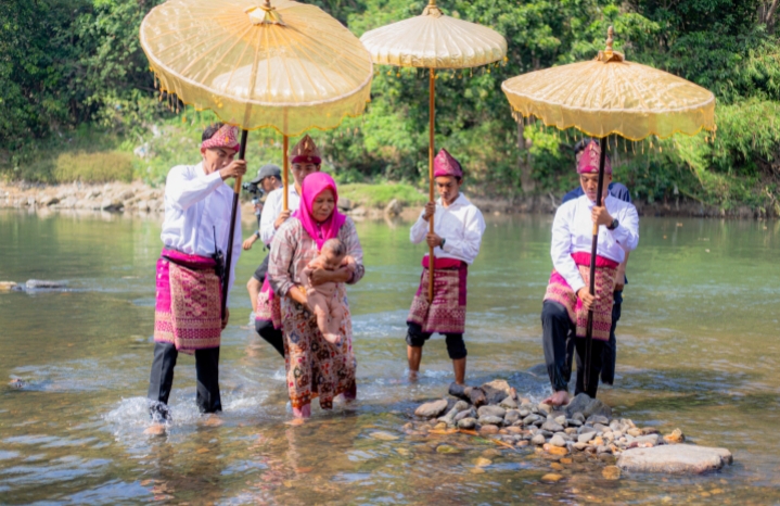 Adat Kupik Mandi Kayik Lawang Kidul