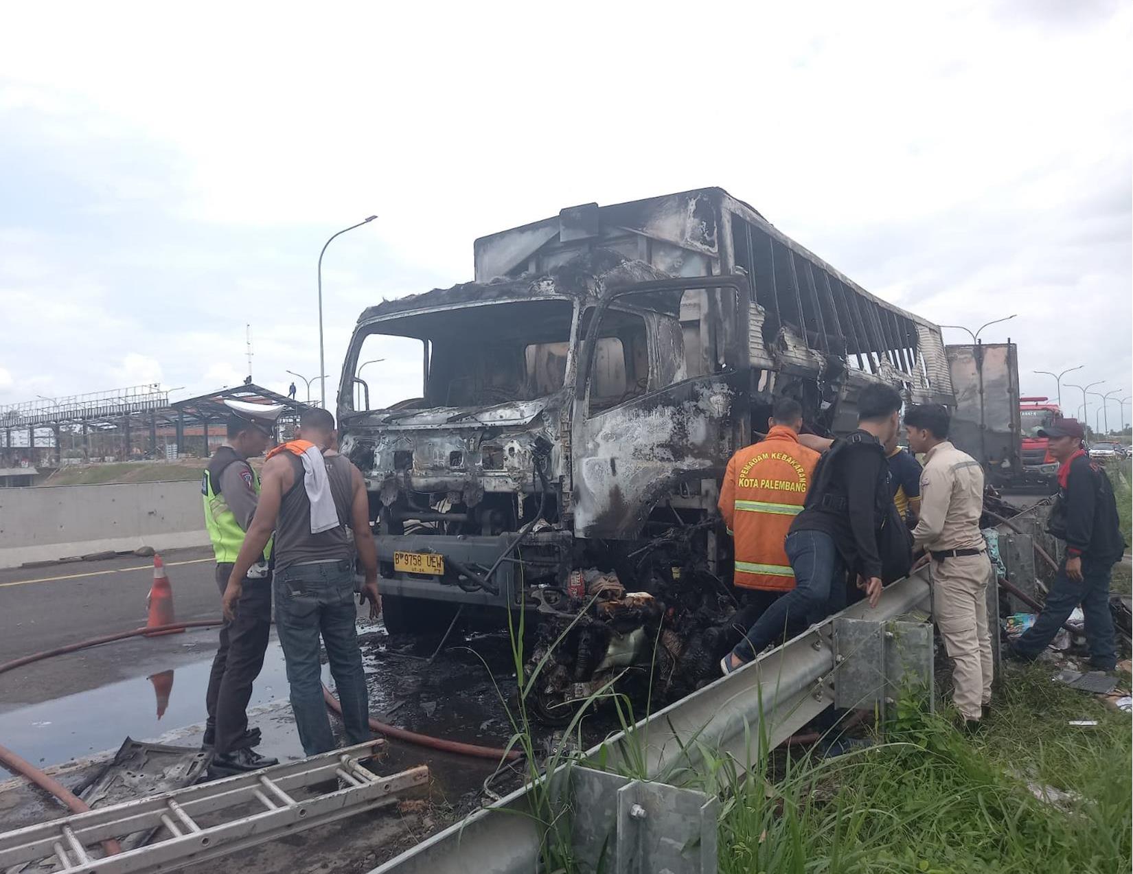 Naas! Truk Ekspedisi Ini Terbakar di Ruas Tol Kayuagung-Palembang, Begini Kondisinya 