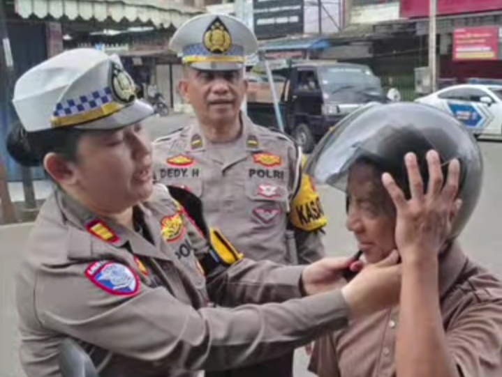 Demi Keselamatan Pengendara, Satlantas Polres Muara Enim Bagikan Helm SNI