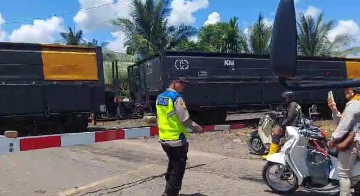 Polres Muara Enim Antisipasi Kemacetan di Perlintasan Kereta Api