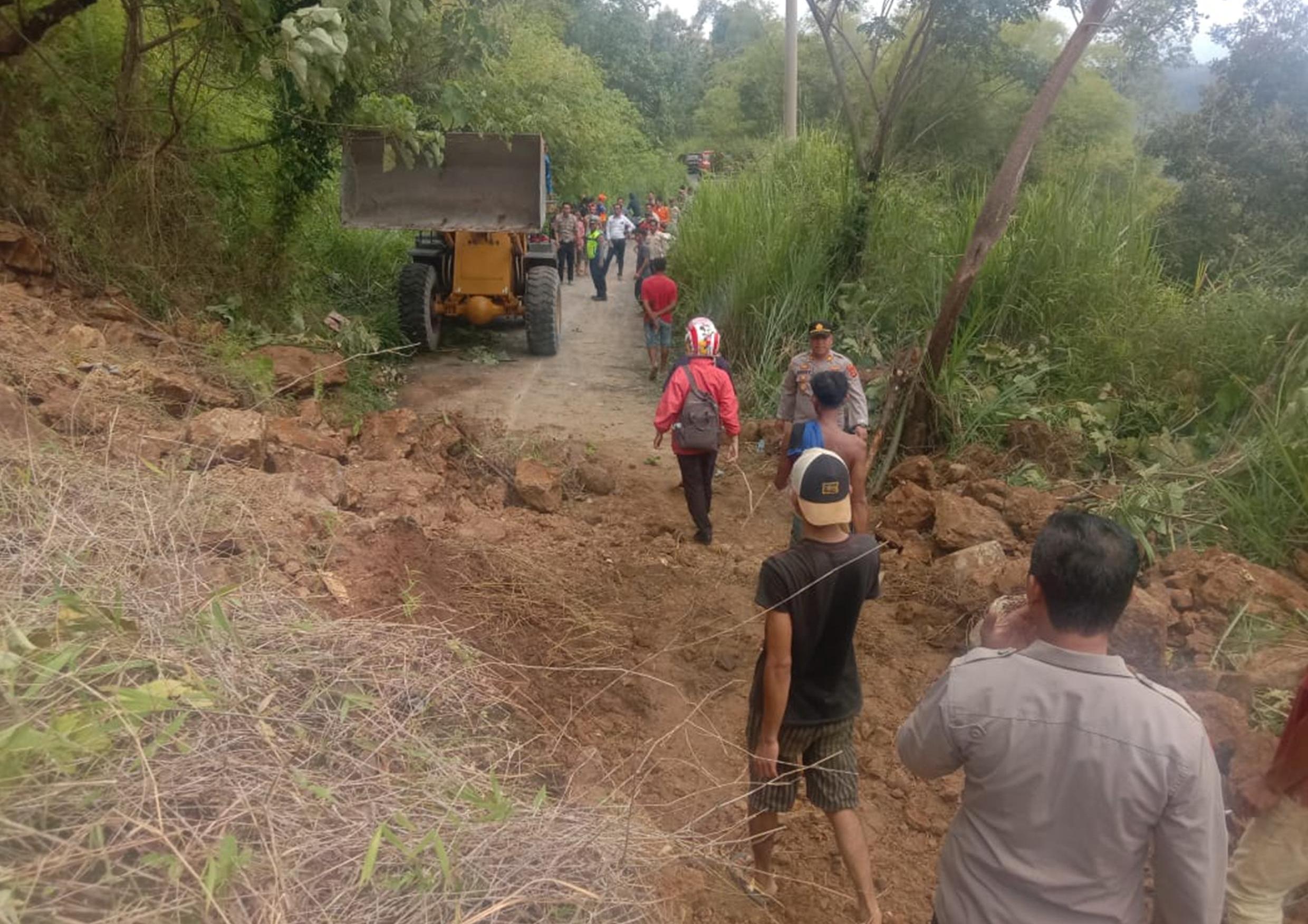 Jalan Provinsi di Desa Padang Bindu Tertimbun Longsor