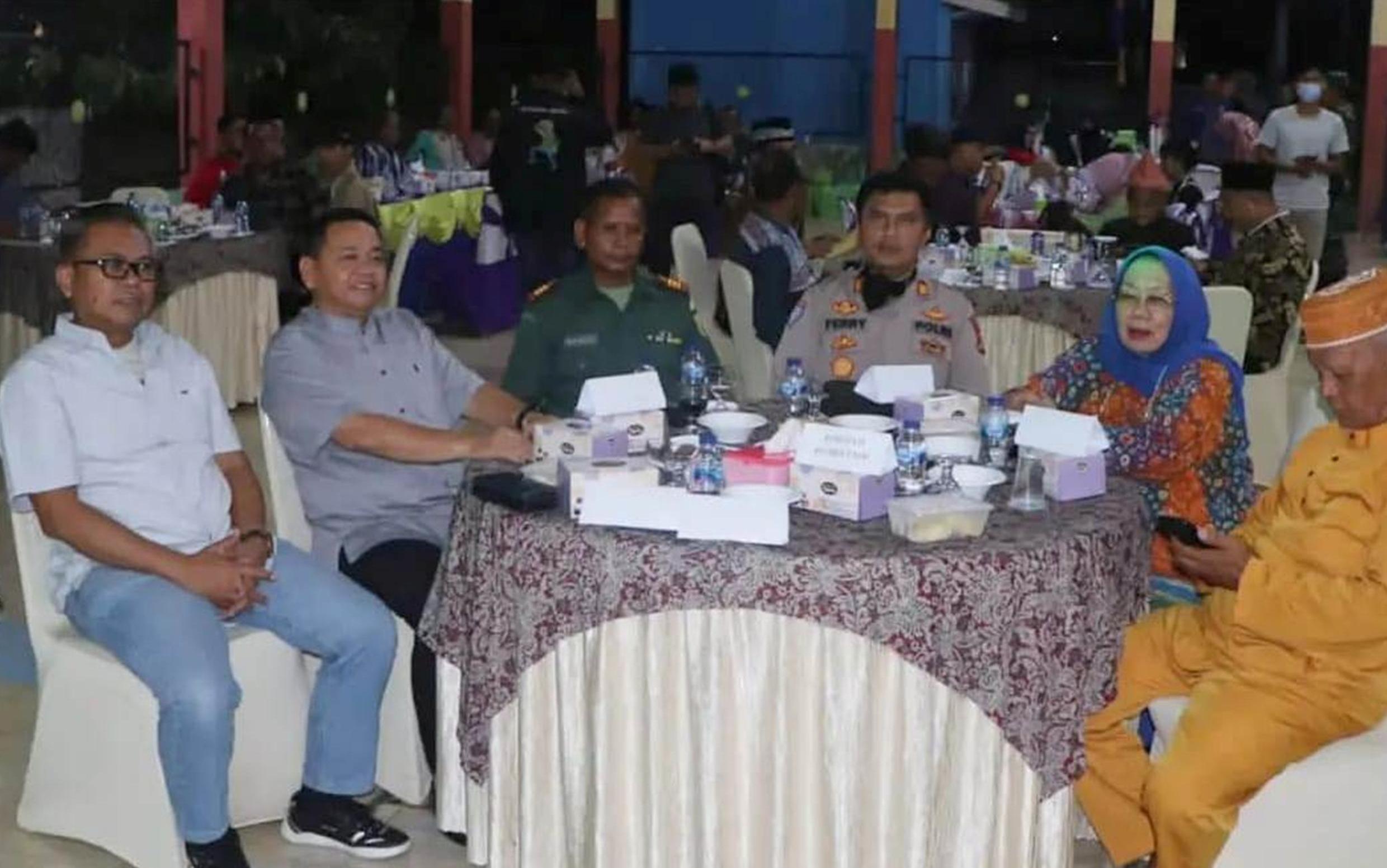 Bupati Bersama Ketua TP PKK Melemang di Desa Muara Lawai