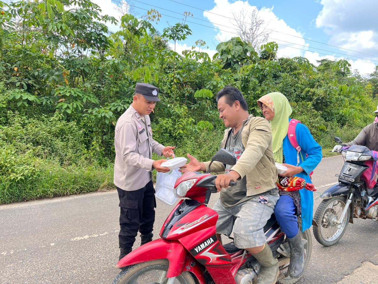 Polri Peduli: Polsek Rambang Berbagi Nasi Kotak di Kegiatan Jumat Berkah