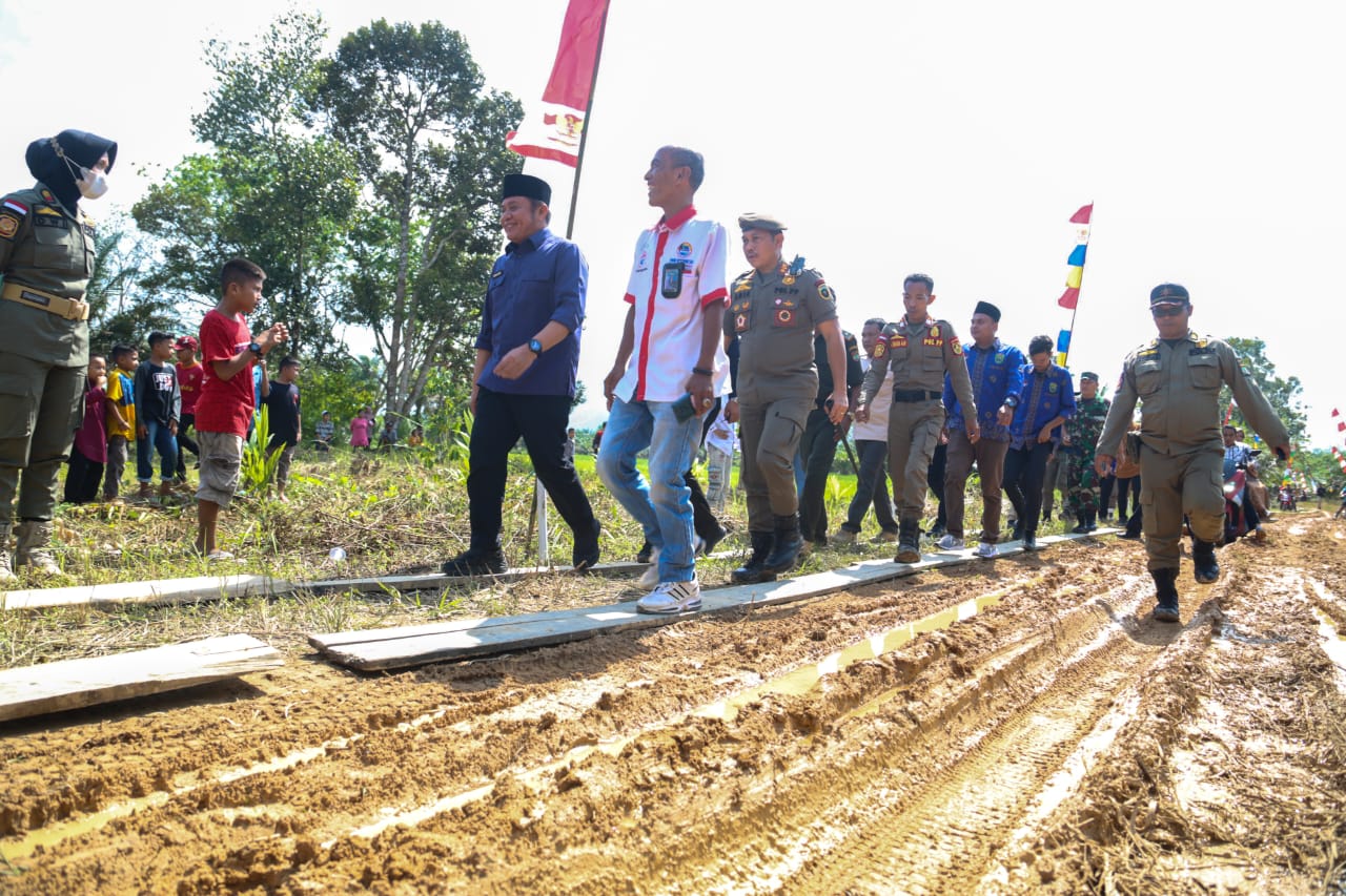 Kunjungi Desa Sukaraya di Musi Rawas, Gubernur Sumsel Herman Deru Lakukan Hal Ini