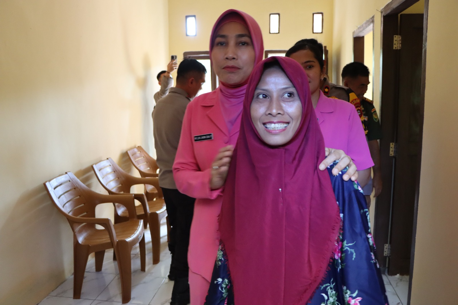 Berbagi Kebahagiaan, Polres Muara Enim Rehab Rumah Warga Harapan Jaya