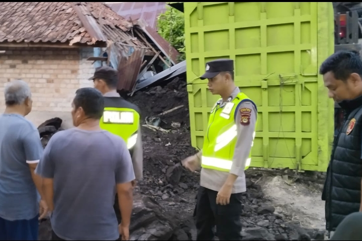 Truk Angkutan Batu Bara Ini Nyaris Renggut Nyawa Warga Desa Seleman Muara Enim, Ini Sebabnya