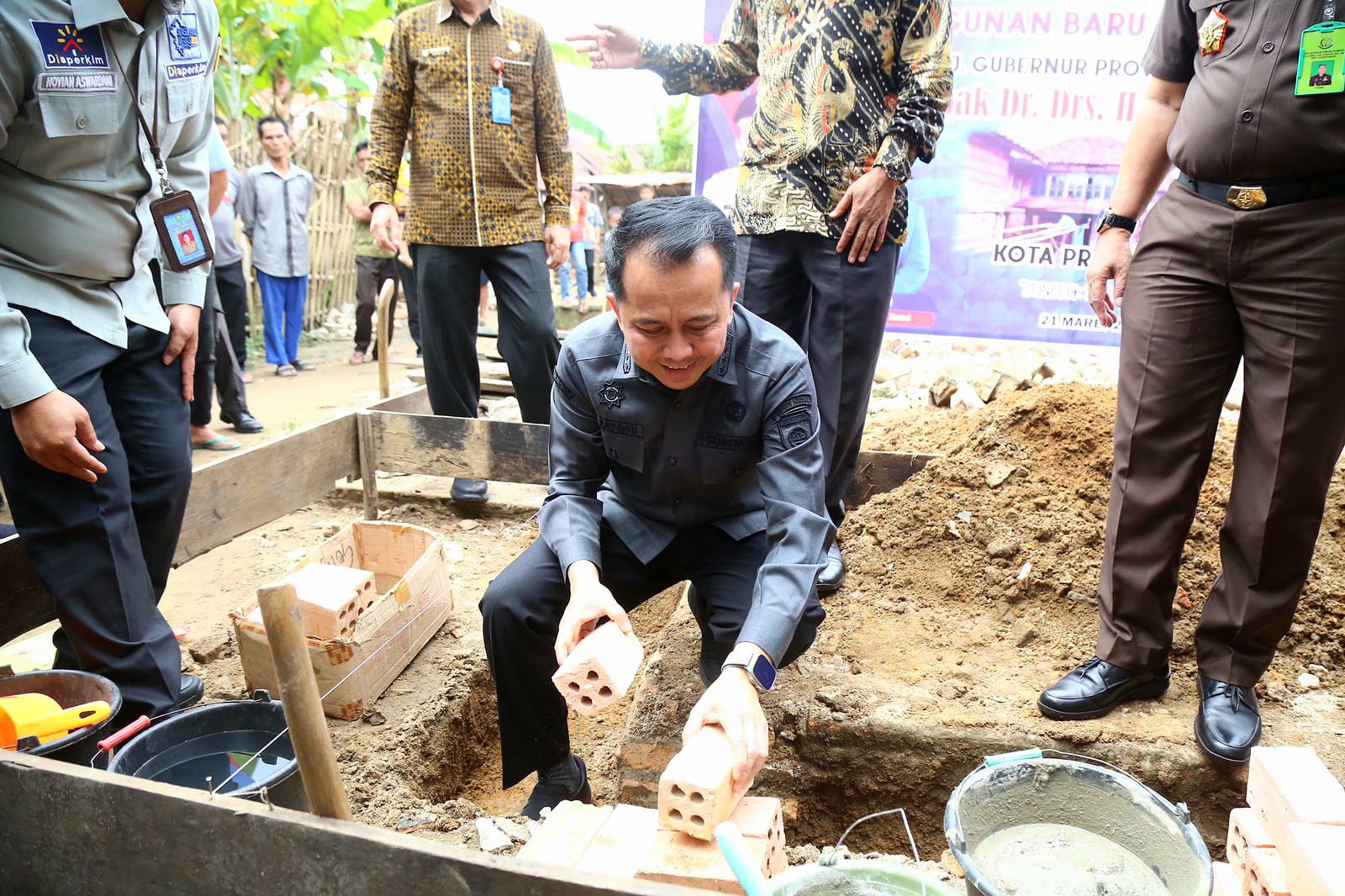 Pj Gubernur Sumsel Letakkan Batu Pertama Pembangunan Rumah Layak Huni Program GBRSSS di Prabumulih