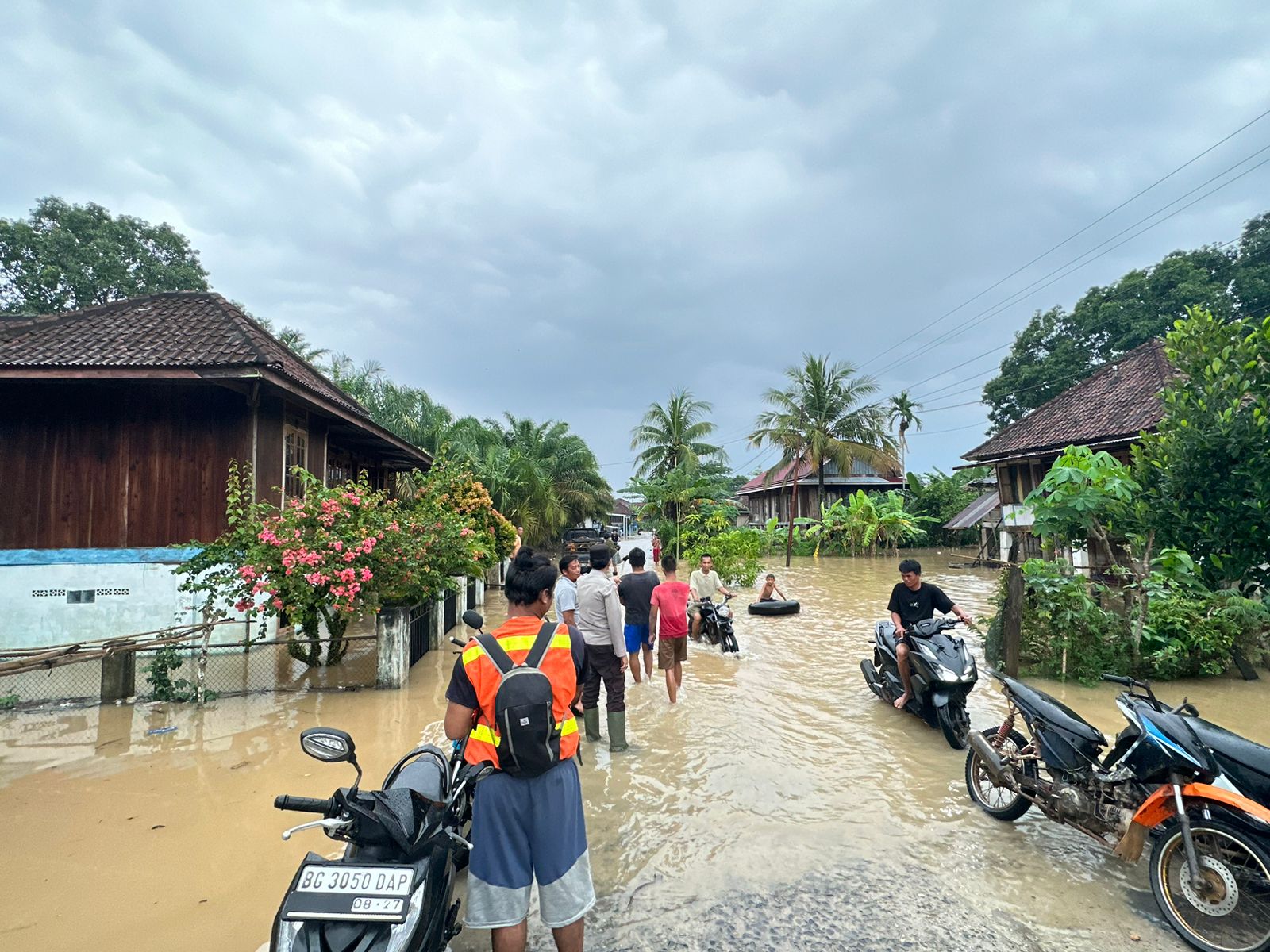 Curah Hujan Tinggi, Jalan Desa Gunung Megang Dalam Tergenang Air