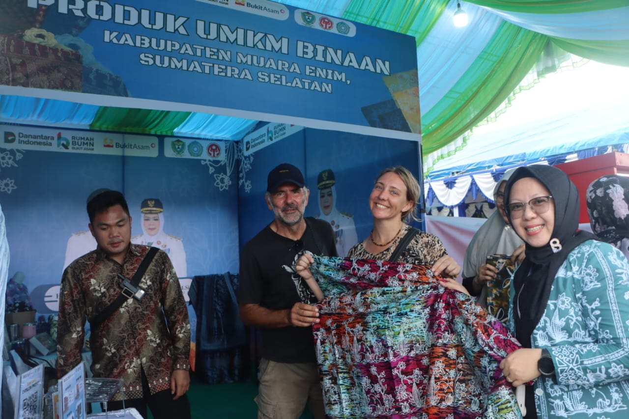 Kriya Muara Enim Laris di Wakatobi WAVE 2025, Batik Petule Diboyong Turis Prancis