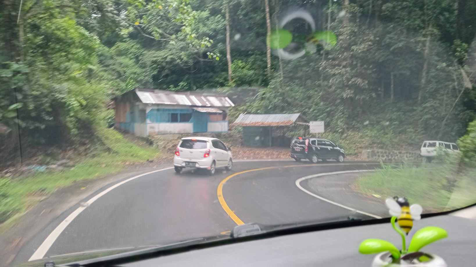 Cara Benar Mengemudi Mobil di Turunan dan Tanjakan Panjang, Rawat Kampas Rem dan Kopling