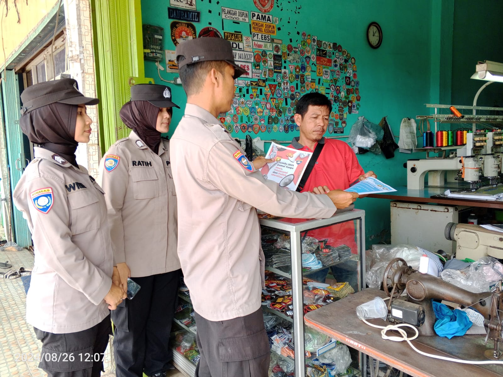 Ciptakan Kondisi Aman, Satgas I Preemtif Polres Muara Enim Sebar Brosur Imbauan Kamtibmas