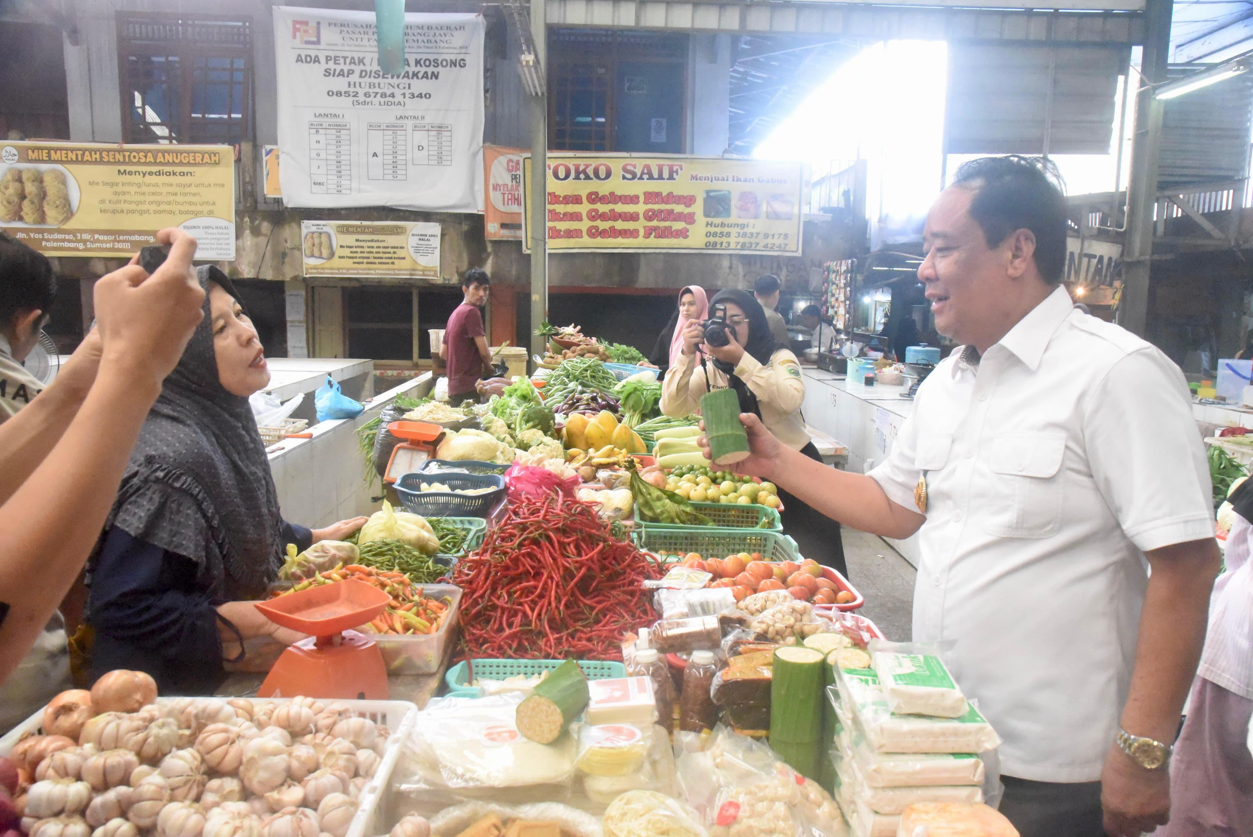 Pastikan Harga Kebutuhan Pokok Stabil Jelang Ramadan, Plt Gubernur Sumsel Tinjau Pasar Km 5