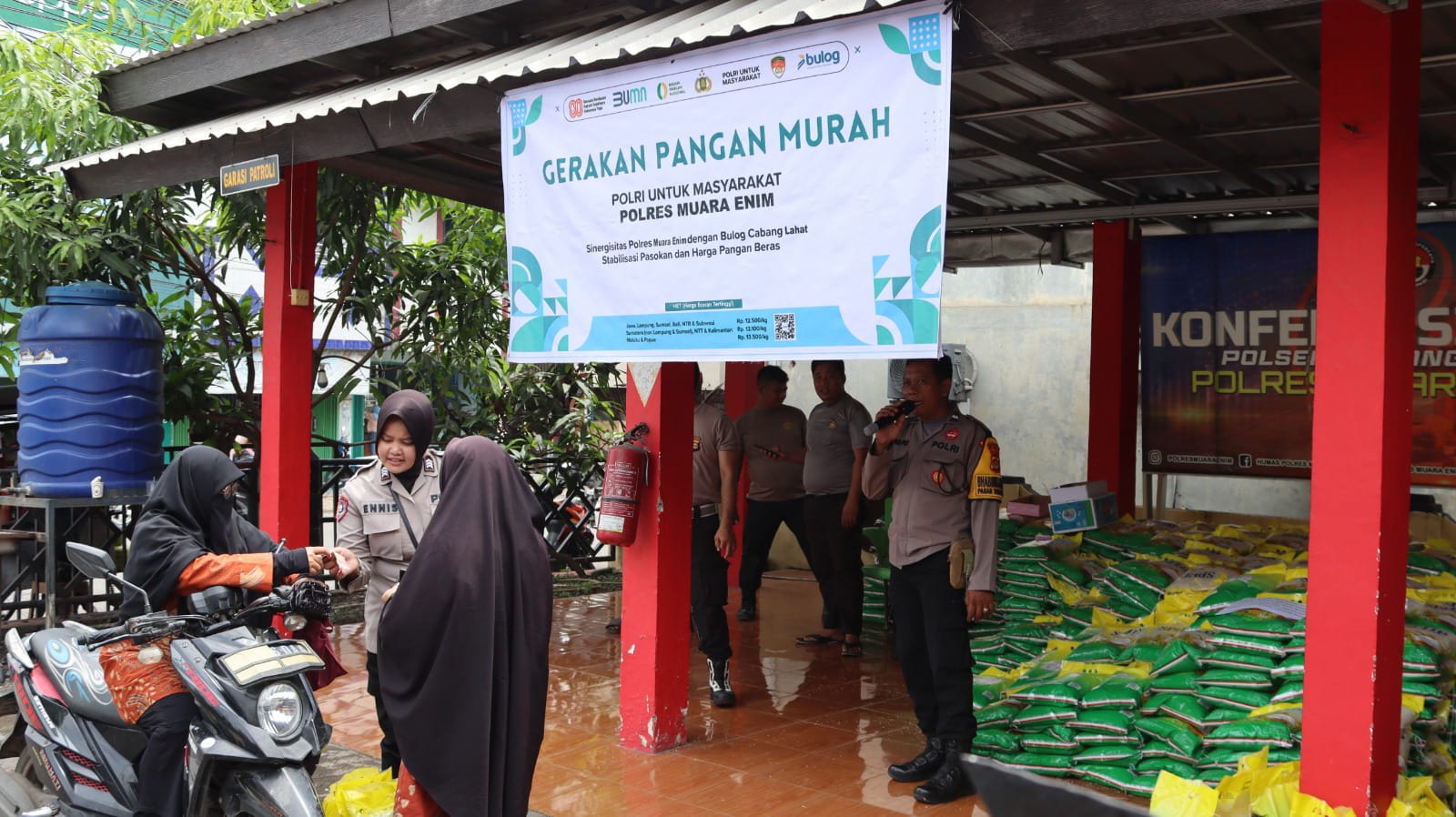 8 Ton Beras Ludes Diserbu Warga di Gerakan Pangan Murah Polsek Lawang Kidul