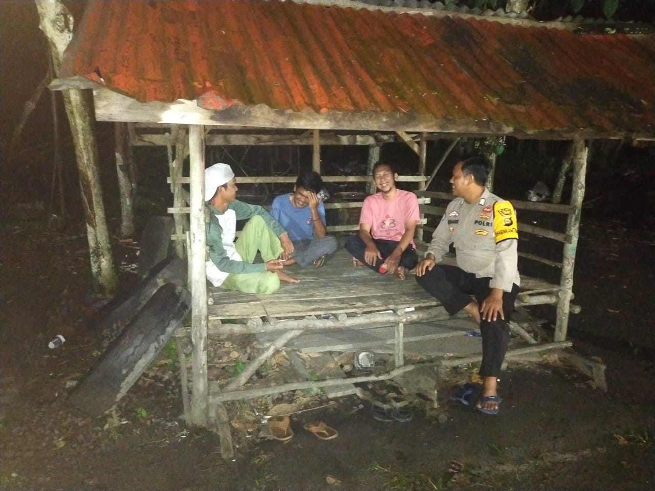 Blusukan ke Poskamling, Bhabinkamtibmas Ajak Warga Cegah Kriminalitas