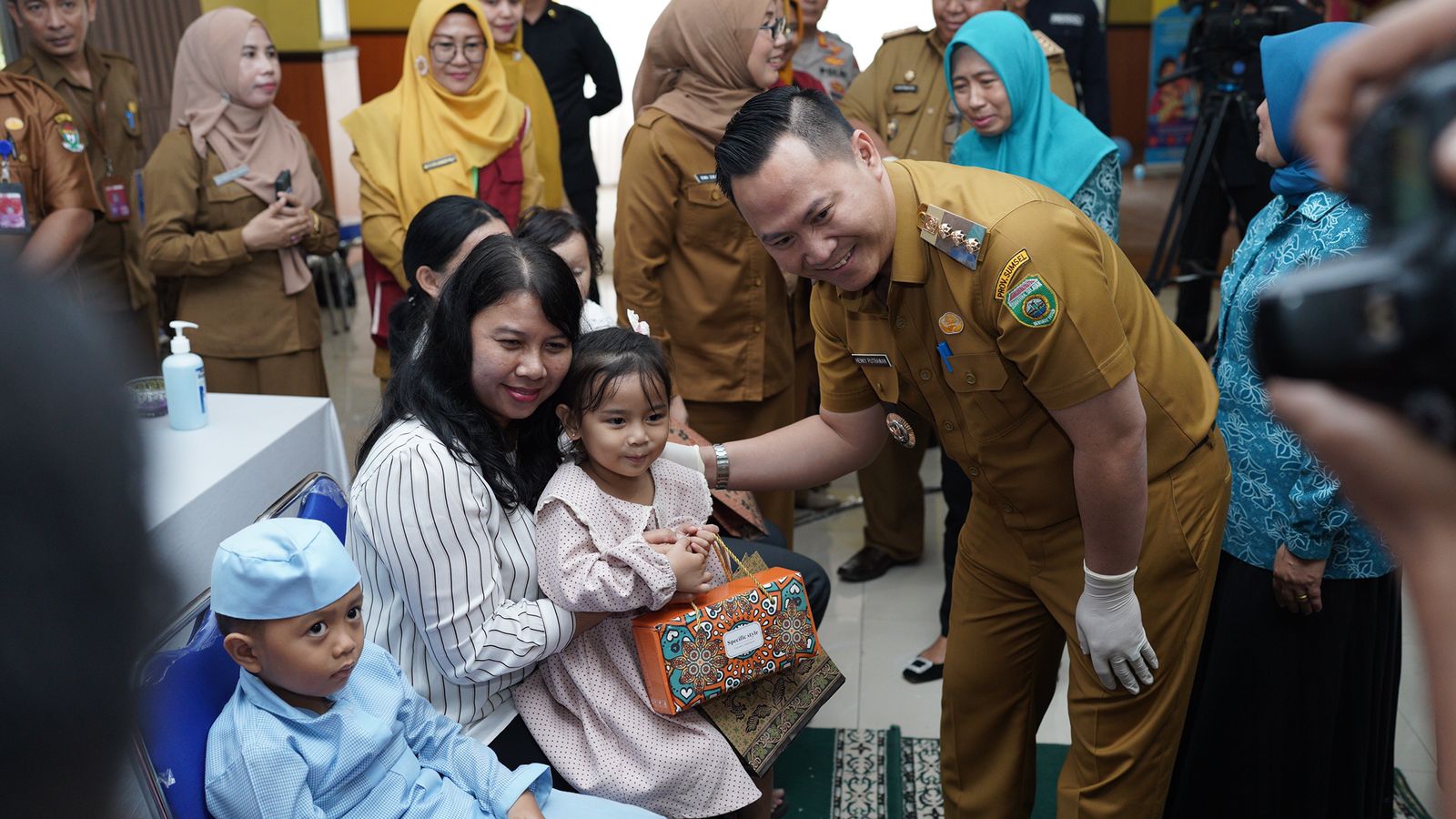 Hari Pertama Kerja, Pj Bupati Muara Enim Henky Luncurkan PIN Polio Serentak