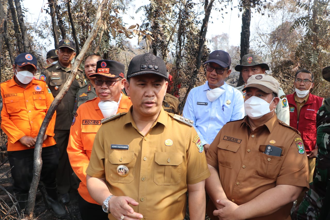 Atasi Karhutla di Kecamatan Sungai Rotan, Pj Bupati Muara Enim Minta Intensifkan Water Bombing