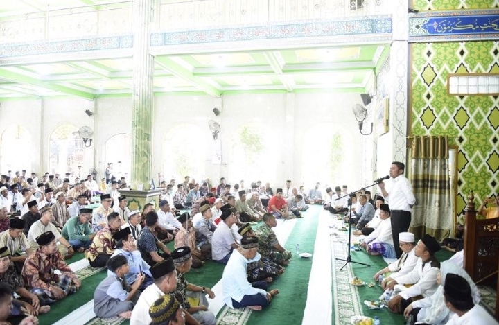 Safari Jumat Gubernur Sumatera Selatan Herman Deru di Masjid Jami Babussalam Gelumbang Disambut Antusias