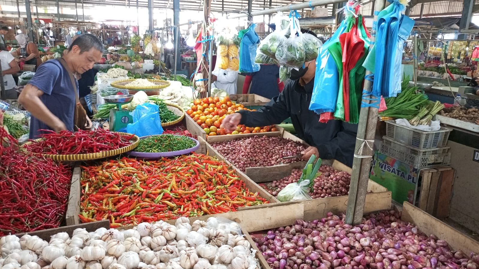 Pedagang di Muara Enim Menjerit, Harga Kantong Plastik Naik 