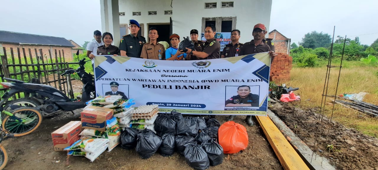 Kejari Muara Enim Bersama  PWI Gelar Bakti Sosial Bantu Sembako untuk Korban Banjir