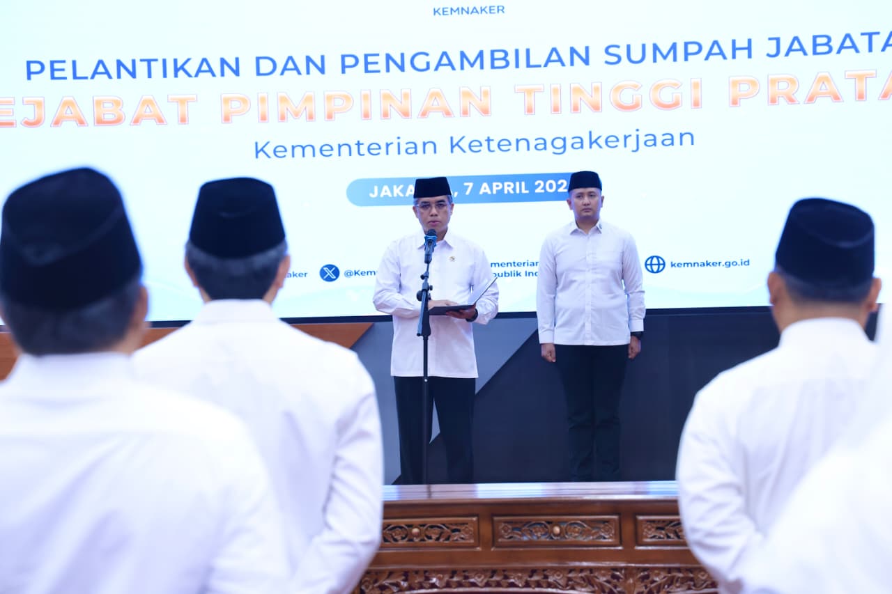 Lantik 12 Pejabat, Menaker Yassierli: Jabatan Bukan Sekadar Posisi, Layanan Publik Harus Jadi Prioritas