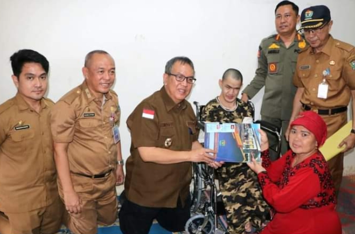 Warga Muara Enim Ini Terima Bantuan Kursi Roda dari Pj Bupati Ahmad Rizali