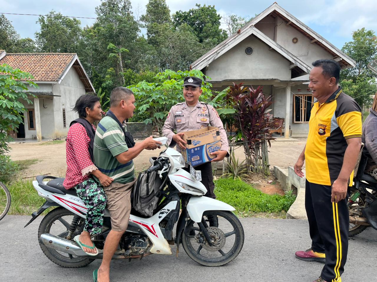 Jumat Berkah, Polsek Rambang Bagikan Nasi Kotak