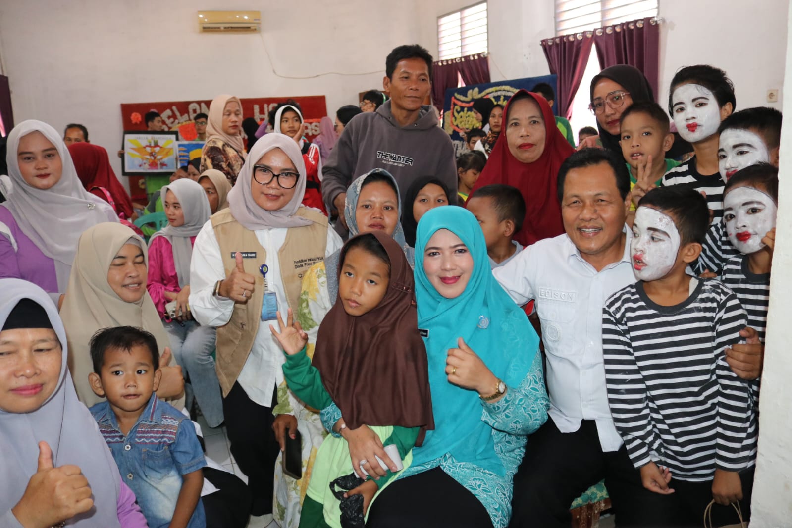 Dukung Kreatifitas Siswa SLB Muara Enim Lewat Pelatihan Papan Bunga