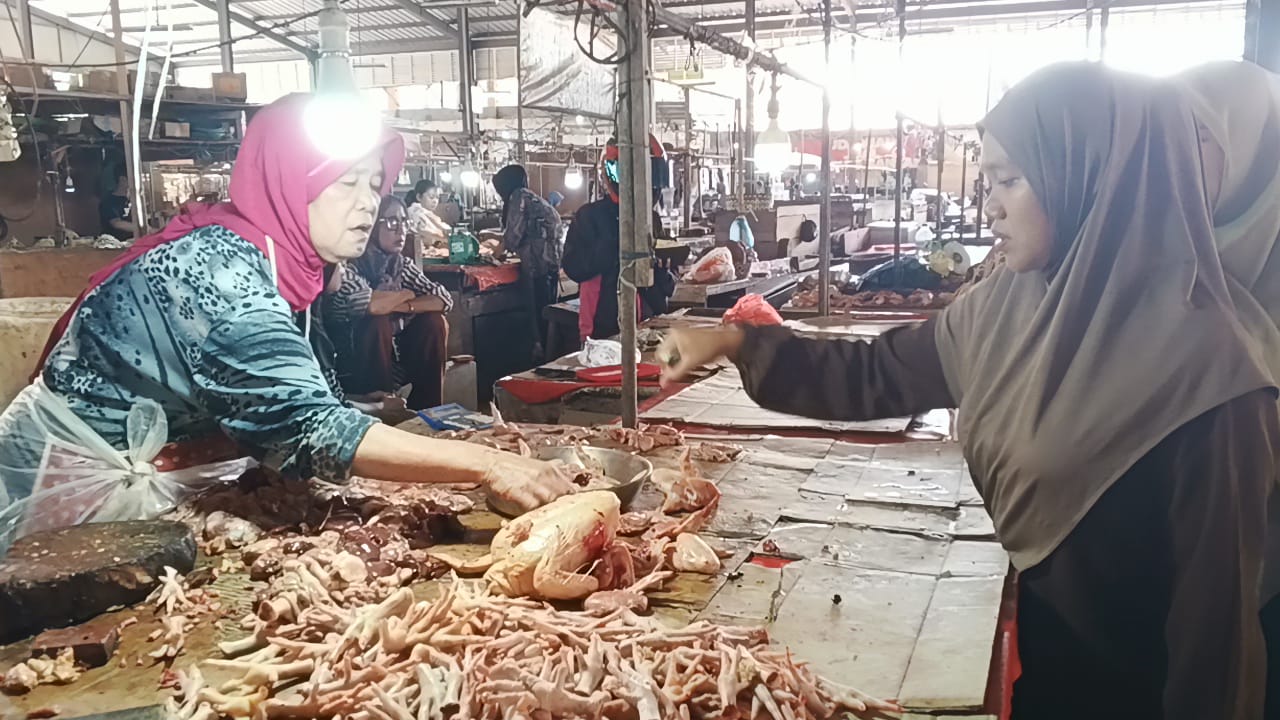 Daging Ayam di Muara Enim Tembus Rp45 Ribu per Kg, Pedagang Sebut Program MBG Jadi Pemicu