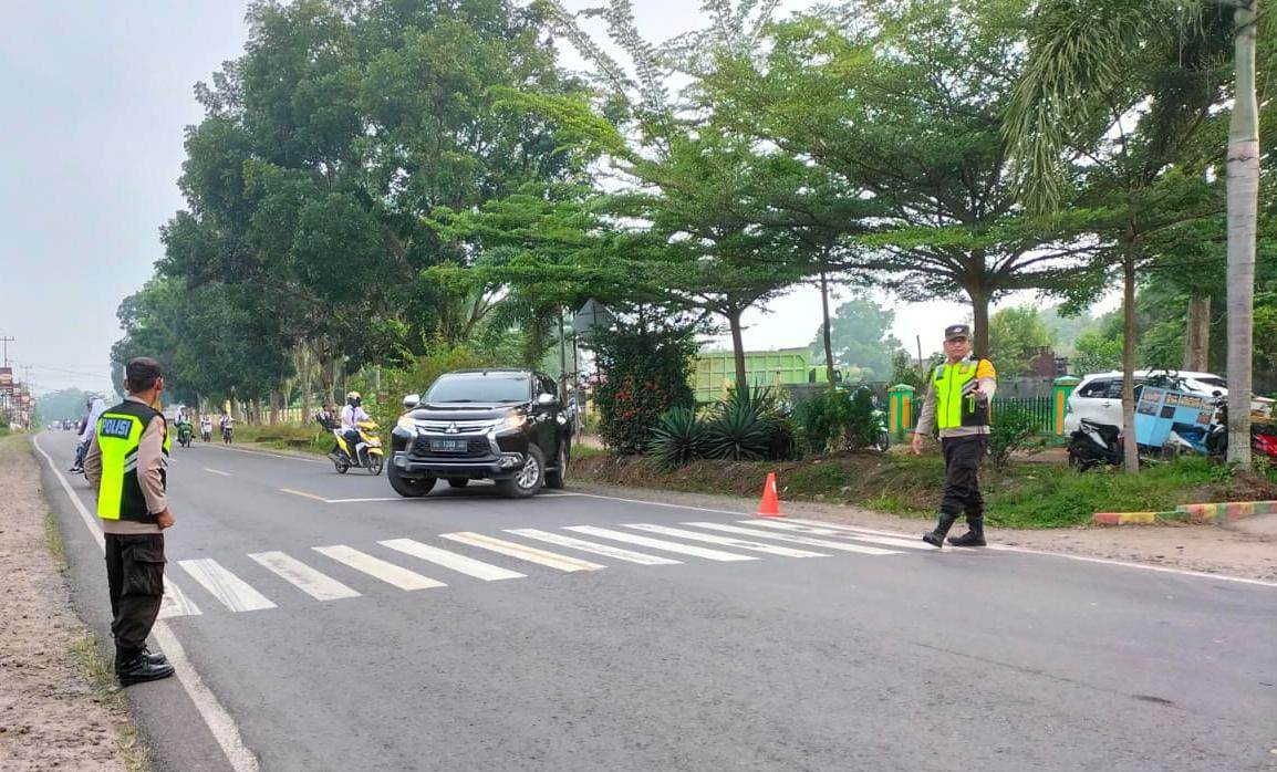 Edukasi Warga Gunakan Zebracross untuk Menyeberang Jalan Raya, Ini yang Dilakukan Personel Polsek Gelumbang