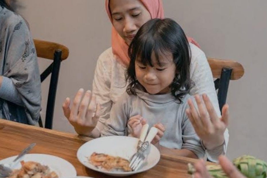 Orang Tua Wajib Tahu! Begini Tips Mengajari Anak Berpuasa Sejak Dini