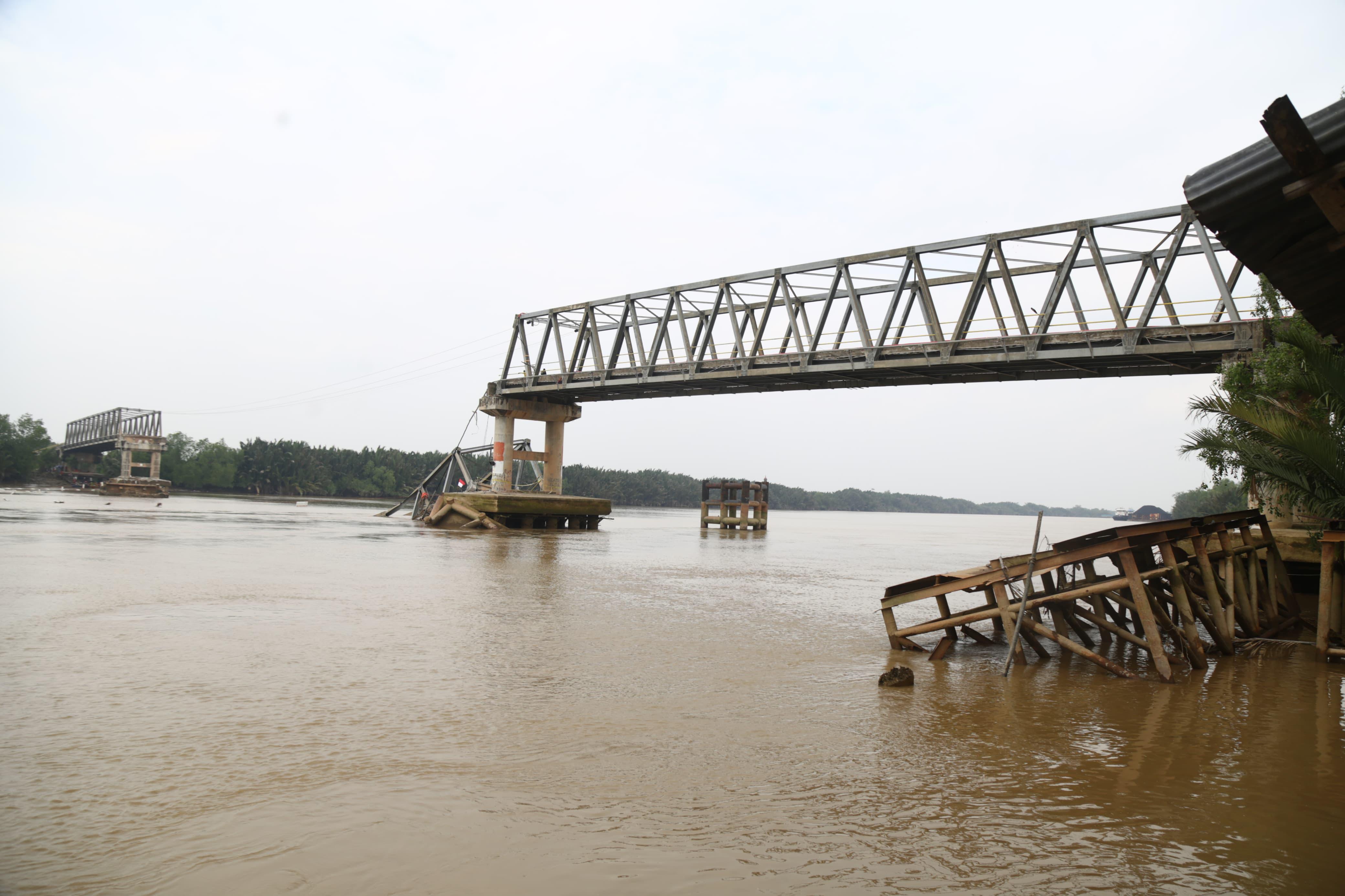 Pj Gubernur Sumsel Janji Segera Lakukan  Kajian Perbaikan Jembatan Lalan yang Ambruk Ditabrak Tongkang