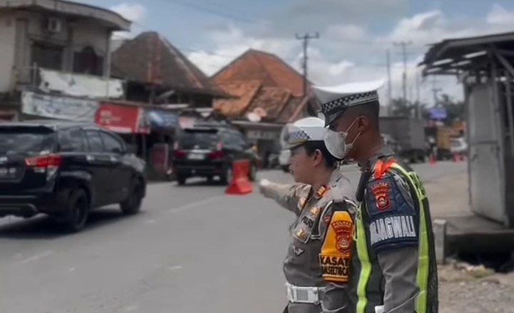 Arus Lalu Lintas di Simpang Tiga Belimbing Muara Enim Ramai Lancar