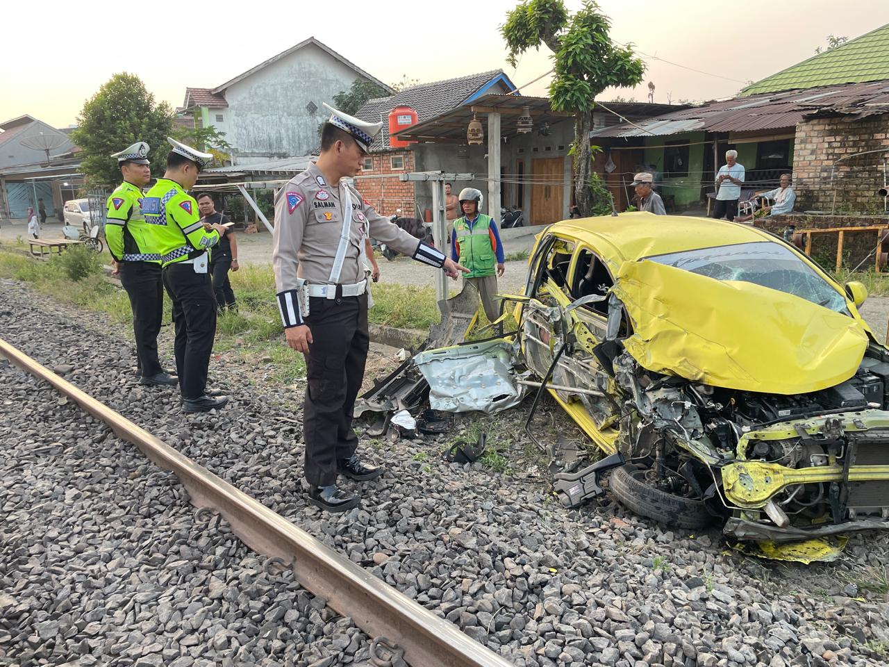 Mobil Daihatsu Ayla di Muara Enim Ini Ringsek Tertabrak Kereta Api, Begini Kondisi Sopirnya