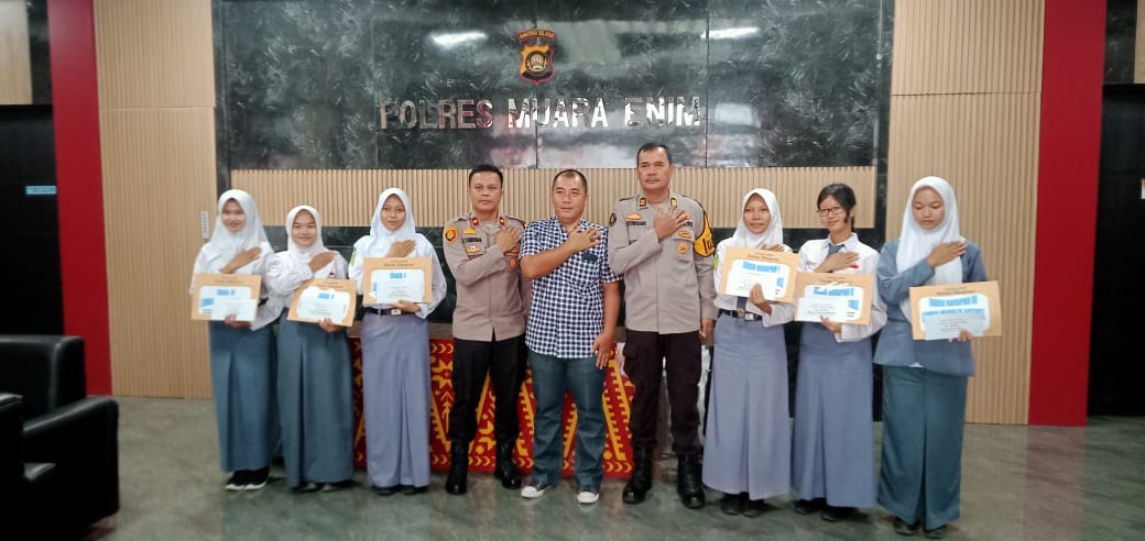 Wakapolres Muara Enim Serahkan Hadiah Lomba Menulis Artikel enimekspres.co.id, Ini Pesannya Kepada Pemenang