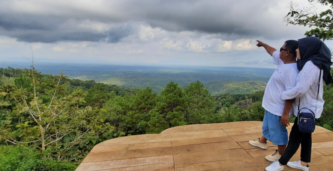 5 Daya Tarik Wisata Pinus Asri Mangunan Yogyakarta, dengan Pemandangan Sunrise dan Sunset yang Memukau