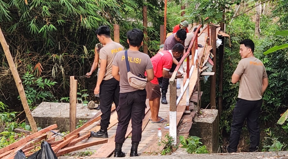 Anggota Polres Muara Enim Perbaiki Jembatan Penghubung Antar Kampung